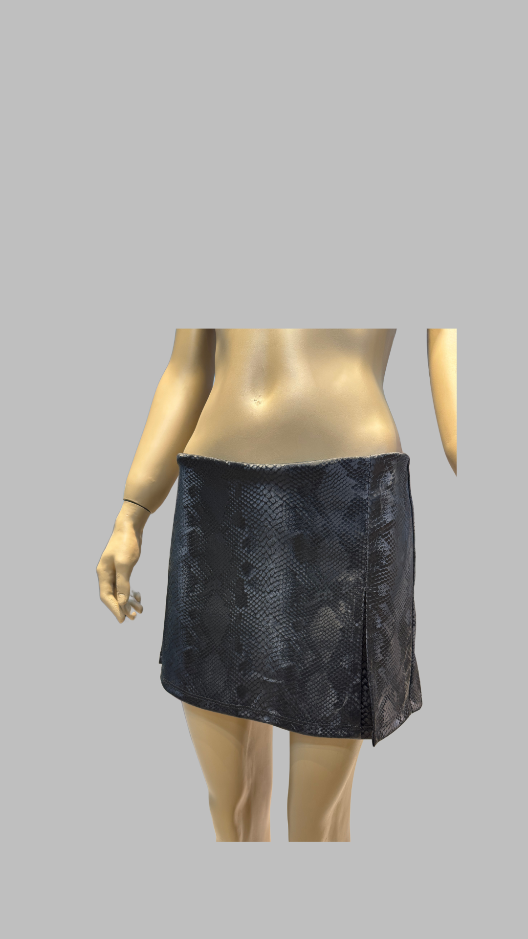Short pollera reptil negro